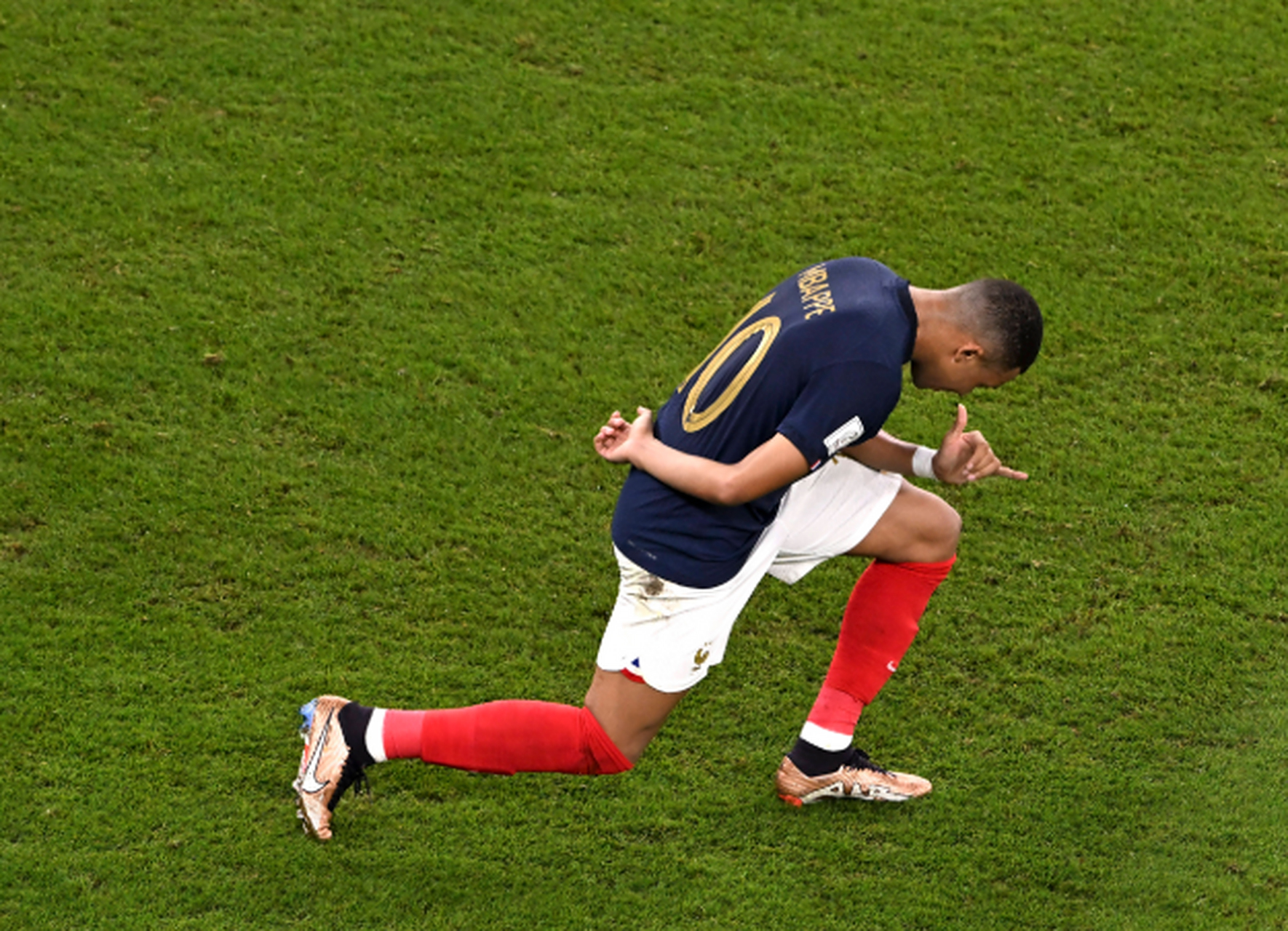 NG体育-包含姆巴佩回归赛场，精彩发挥首场状态亮眼，MAD观众沸腾！的词条